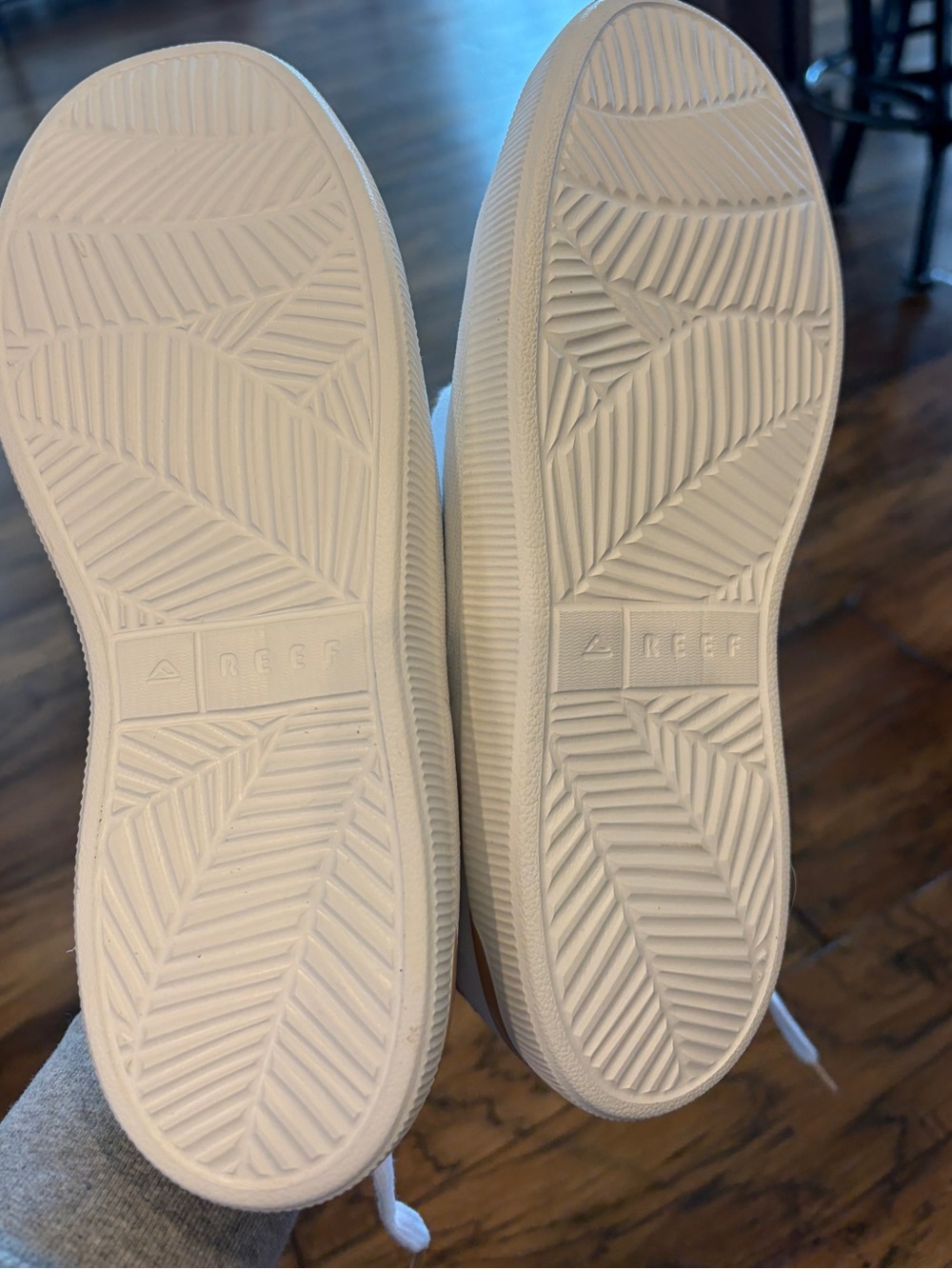 Reef Women’s White Knit Lace-Up Sneakers- new   Never worn - Picture 2 of 3